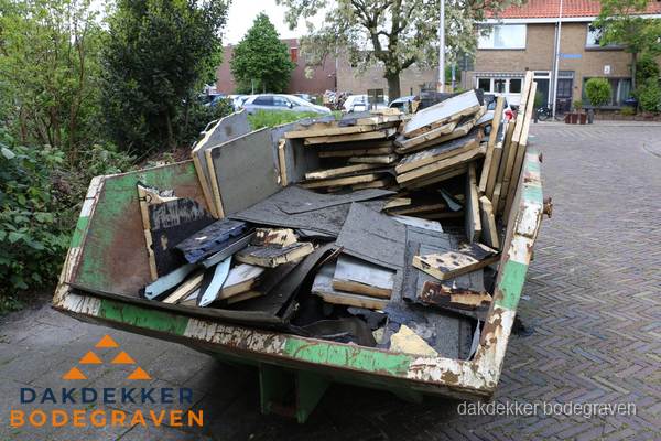 Puincontainer met oud dakmateriaal na dakrenovatie in Bodegraven