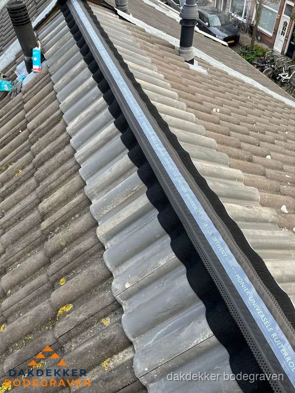 Nokvorst met Monier ventilatie op schuin pannendak in Bodegraven