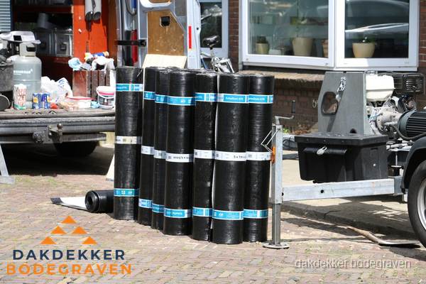 Rollen bitumen dakbedekking klaar voor daklekkage reparatie in Bodegraven Rollen bitumen dakbedekking klaar voor daklekkage reparatie in Bodegraven