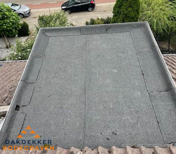 Nieuw aangebrachte bitumen dakbedekking op plat dak in Bodegraven Nieuw aangebrachte bitumen dakbedekking op plat dak in Bodegraven