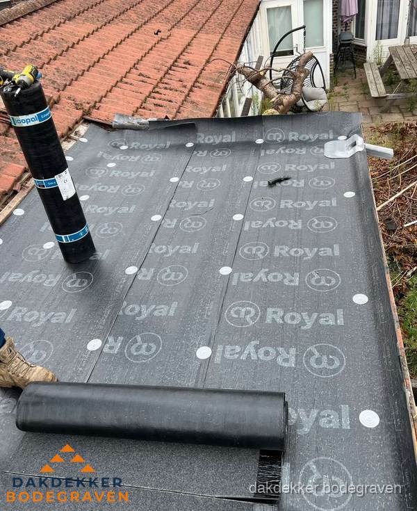 Bitumen dakbedekking leggen op plat dak aanbouw in Bodegraven