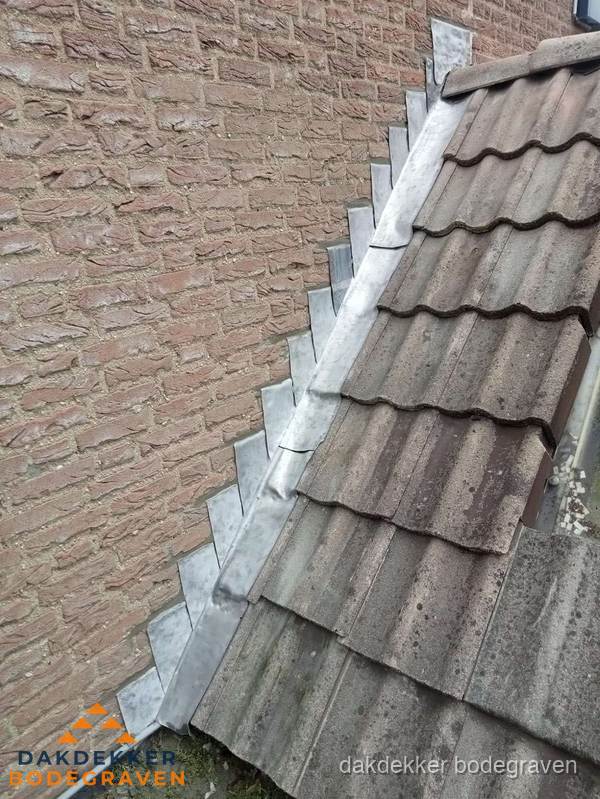 Loodslabben langs dakaansluiting bij bakstenen muur in Bodegraven Loodslabben langs dakaansluiting bij bakstenen muur in Bodegraven