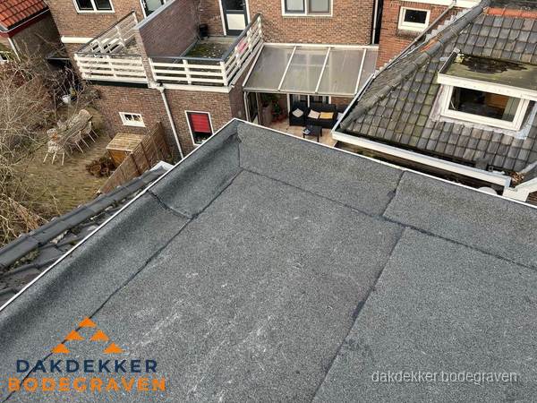 Overzicht plat dak met dakgoot in woonwijk Bodegraven Overzicht plat dak met dakgoot in woonwijk Bodegraven