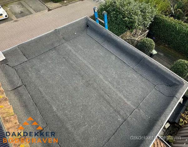 Gerenoveerd plat dak met nieuwe bitumen dakbedekking in Bodegraven