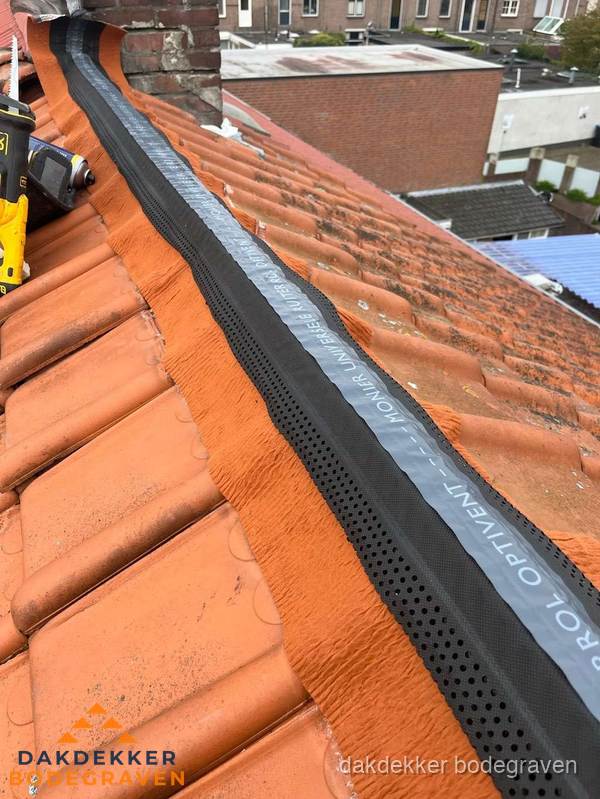 Nokventilatie installeren op hellend pannendak in Bodegraven Nokventilatie installeren op hellend pannendak in Bodegraven