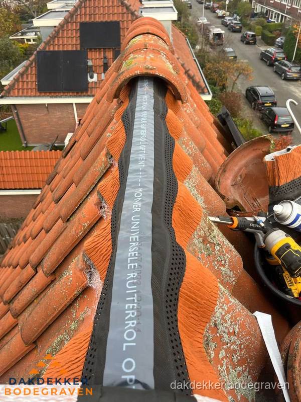 Dakdekker vervangt nokvorst met ruiterrol op pannendak in Bodegraven