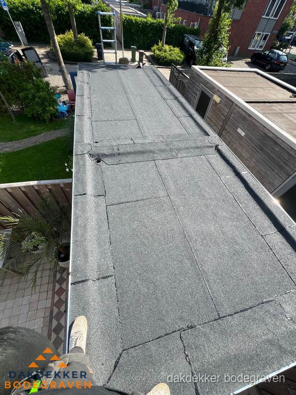 Bitumen plat dak rijtjeswoning vanuit dakdekker perspectief in Bodegraven Bitumen plat dak rijtjeswoning vanuit dakdekker perspectief in Bodegraven
