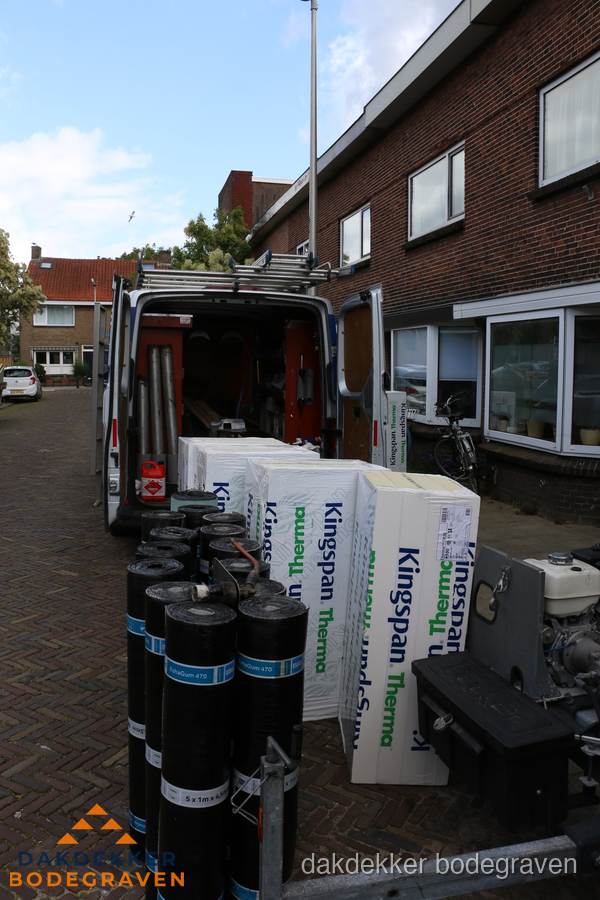 Levering van Kingspan isolatieplaten en bitumenrollen voor dakproject in Bodegraven