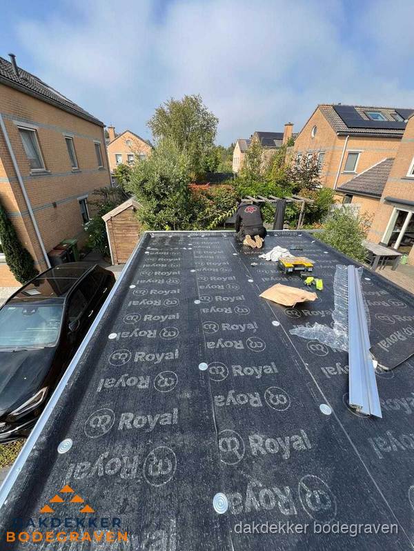 Nieuwe Royal bitumen dakbedekking op plat dak van aanbouw in Bodegraven Nieuwe Royal bitumen dakbedekking op plat dak van aanbouw in Bodegraven