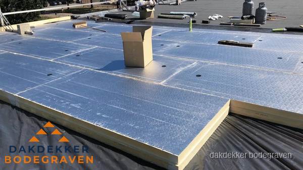 PIR isolatieplaten worden gelegd op plat dak voor dakisolatie in Bodegraven PIR isolatieplaten worden gelegd op plat dak voor dakisolatie in Bodegraven