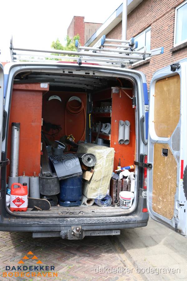 Bedrijfsbus van dakdekker met gereedschap en materialen in Bodegraven