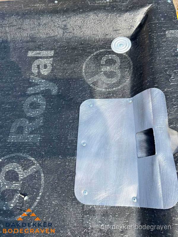 Dakgoot aansluiting op bitumen dak in Bodegraven