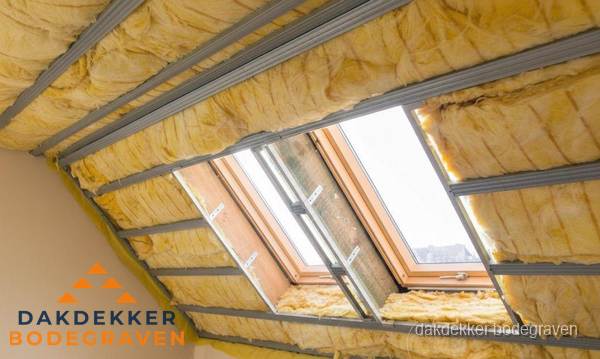Schuin dak isoleren met glaswol bij dakraam in Bodegraven