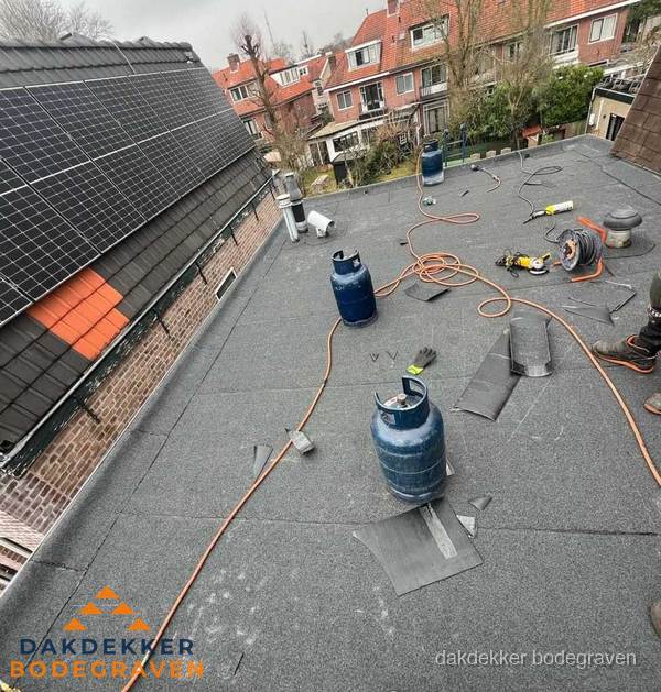 Daklekkage repareren met brandgereedschap op plat dak in Bodegraven Daklekkage repareren met brandgereedschap op plat dak in Bodegraven