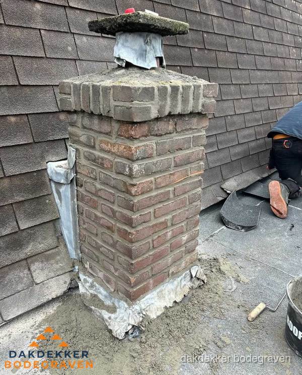Schoorsteen reparatie met lood en voegwerk op leien dak in Bodegraven Schoorsteen reparatie met lood en voegwerk op leien dak in Bodegraven