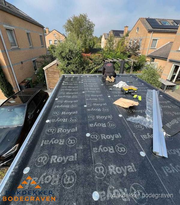 Dakdekker aan het werk op plat dak renovatie in Bodegraven Dakdekker aan het werk op plat dak renovatie in Bodegraven