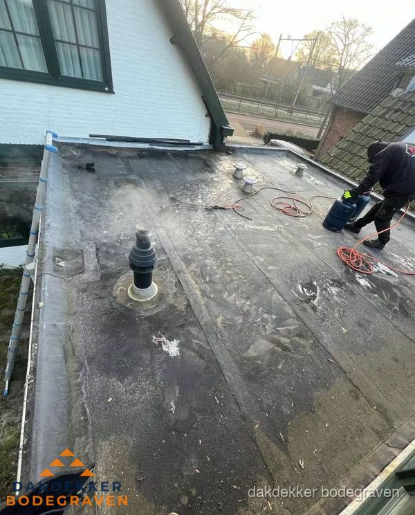 Dakdekker verhelpt daklekkage op plat dak in Bodegraven Dakdekker verhelpt daklekkage op plat dak in Bodegraven