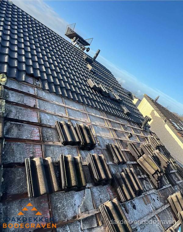 Schuin dak renovatie met nieuwe dakpannen in Bodegraven