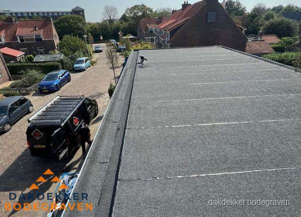 Nieuw bitumen plat dak met uitzicht over woonwijk in Bodegraven Nieuw bitumen plat dak met uitzicht over woonwijk in Bodegraven