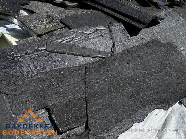 Verwijderd oud bitumen dakleer klaar voor vervanging in Bodegraven