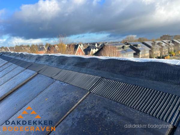 Dakisolatie bij de nok met ventilatieprofiel op schuin dak in Bodegraven