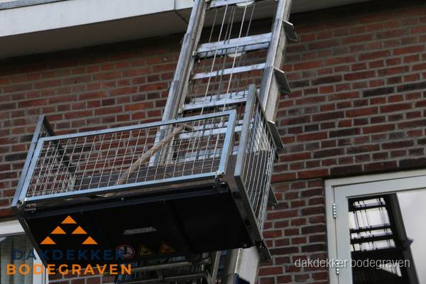 Ladderlift met dakpannen voor dakpan reparatie in Bodegraven