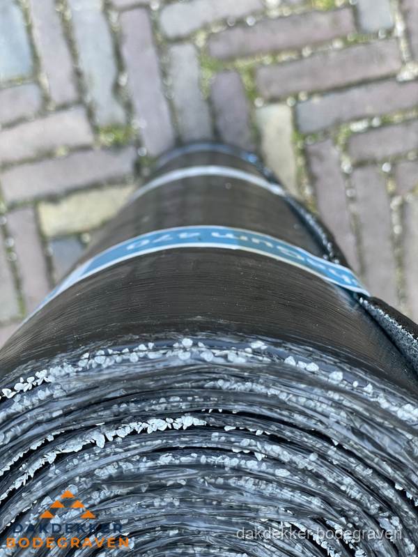 Rol bitumen dakleer met leislag voor plat dak in Bodegraven