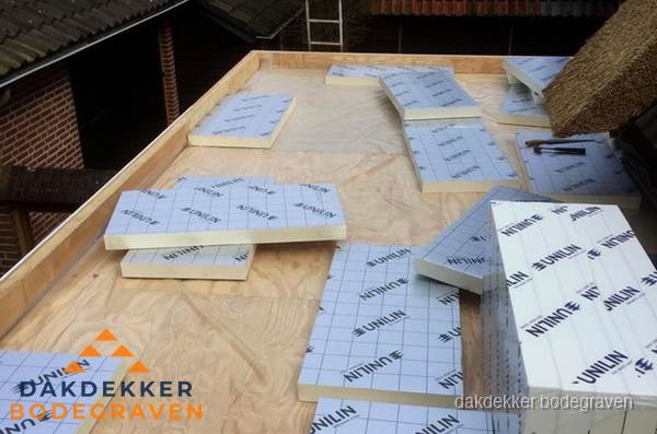 PIR isolatieplaten leggen op plat dak in Bodegraven