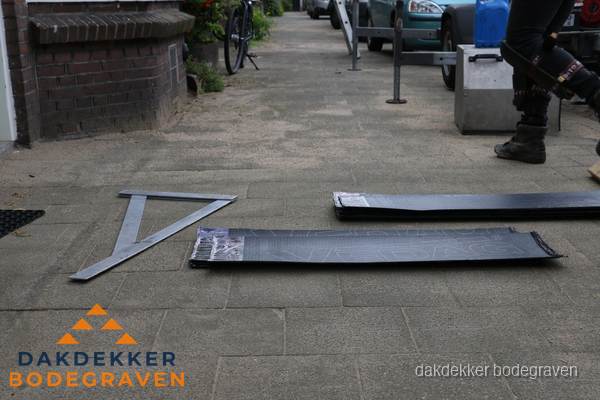Dakbedekkingsmateriaal en zinkwerk klaargelegd voor reparatie in Bodegraven