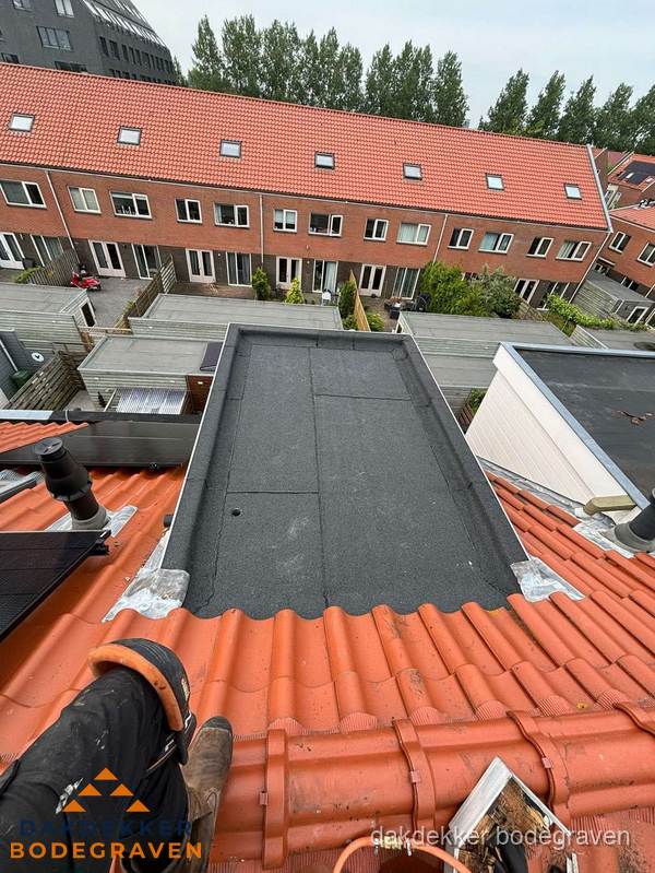 Bitumen dak reparatie op plat dak tussen dakpannen in Bodegraven Bitumen dak reparatie op plat dak tussen dakpannen in Bodegraven