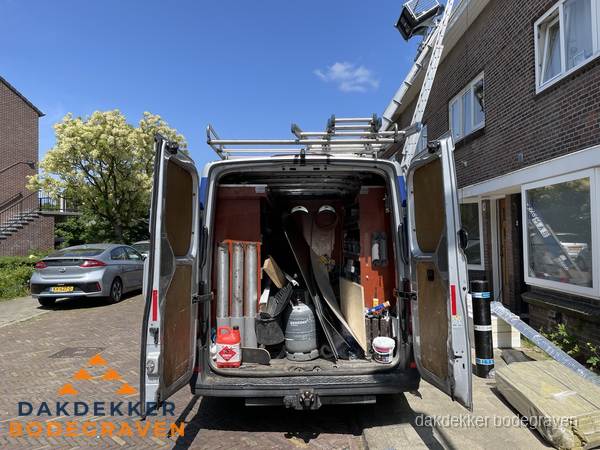 Spoed dakdekker bus met gereedschap en ladder bij woning in Bodegraven
