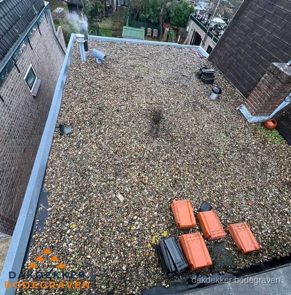Plat dak met grindballast en dakdoorvoeren in Bodegraven Plat dak met grindballast en dakdoorvoeren in Bodegraven