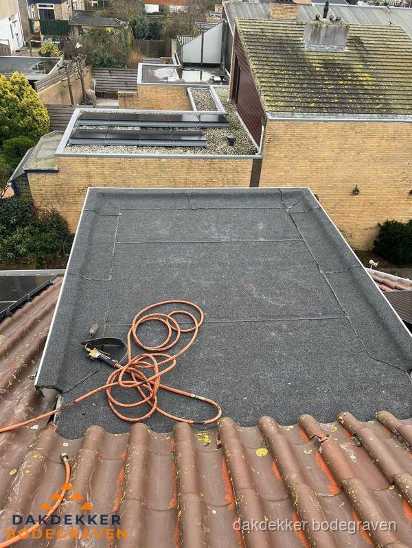 Reparatie aansluiting plat dak en schuin dak in Bodegraven Reparatie aansluiting plat dak en schuin dak in Bodegraven