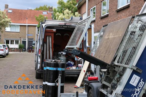 Dakdekkersbusje met materiaal en ladderlift voor dakpannen vervangen in Bodegraven Dakdekkersbusje met materiaal en ladderlift voor dakpannen vervangen in Bodegraven
