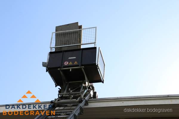 Dakdekkerslift voor materiaal transport bij dakwerkzaamheden in Bodegraven