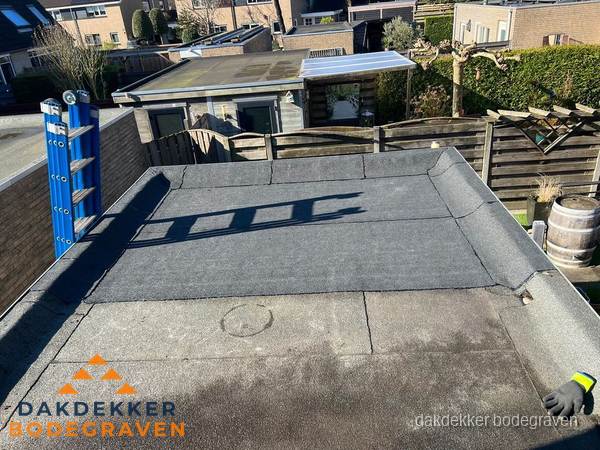 Dakdekker bij bitumen plat dak renovatie in Bodegraven Dakdekker bij bitumen plat dak renovatie in Bodegraven