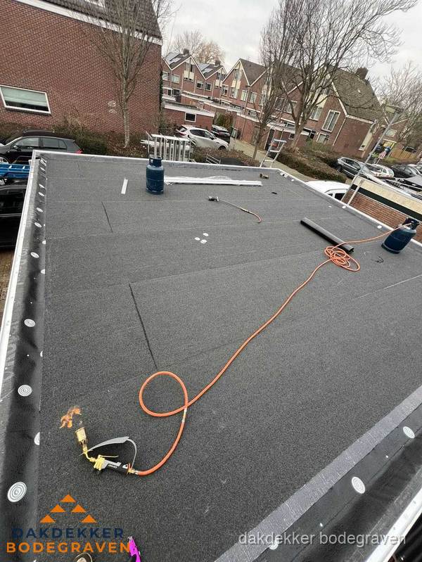 Afgewerkte dakrenovatie met bitumen op plat dak in Bodegraven Afgewerkte dakrenovatie met bitumen op plat dak in Bodegraven