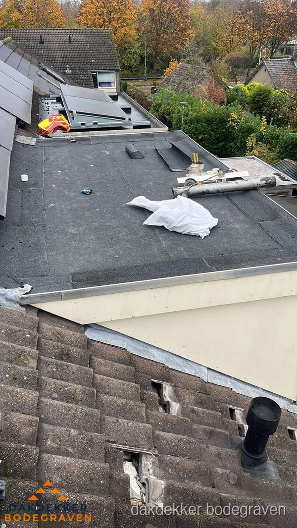 Beschadigde dakbedekking op plat dak voor reparatie in Bodegraven Beschadigde dakbedekking op plat dak voor reparatie in Bodegraven