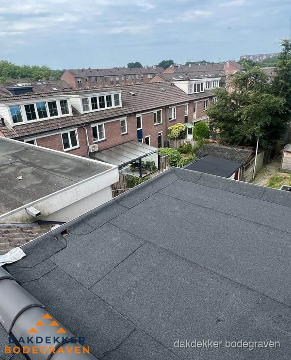 Vernieuwd plat dak met bitumen in woonwijk in Bodegraven Vernieuwd plat dak met bitumen in woonwijk in Bodegraven