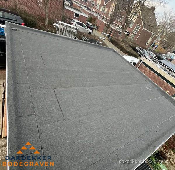 Nieuwe bitumen dakbedekking op plat dak van garage in Bodegraven Nieuwe bitumen dakbedekking op plat dak van garage in Bodegraven
