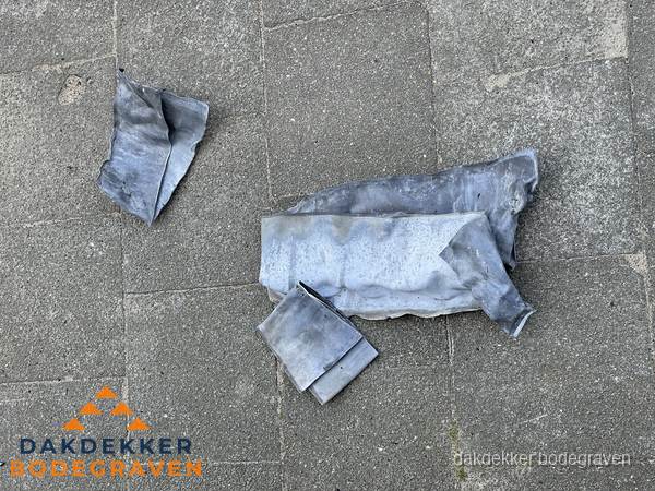 Oude verwijderde loodslabben na vervanging in Bodegraven Oude verwijderde loodslabben na vervanging in Bodegraven