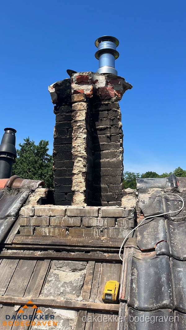 Beschadigde schoorsteen met nieuwe rookgasafvoer op oud dak in Bodegraven Beschadigde schoorsteen met nieuwe rookgasafvoer op oud dak in Bodegraven