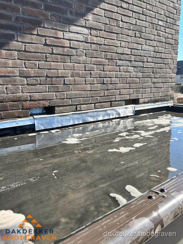 Stilstaand water op plat dak door slechte afwatering in Bodegraven Stilstaand water op plat dak door slechte afwatering in Bodegraven