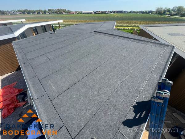Nieuw bitumen plat dak met uitzicht over landschap in Bodegraven Nieuw bitumen plat dak met uitzicht over landschap in Bodegraven