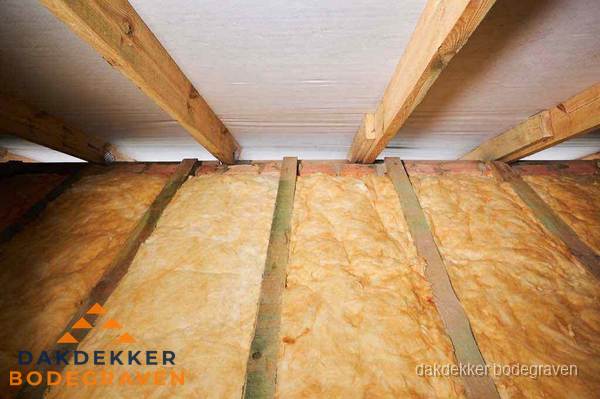 Dakisolatie met glaswol tussen dakspanten in Bodegraven