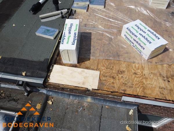 Plat dak isolatie met Kingspan isolatieplaten tijdens renovatie in Bodegraven