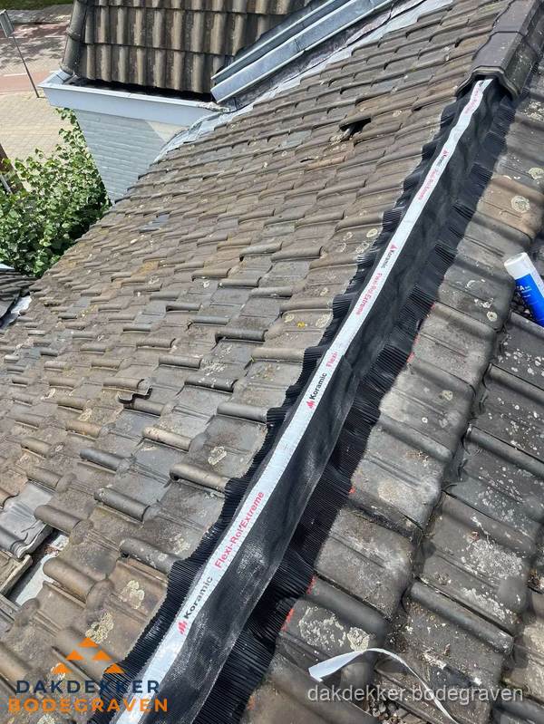 Nokvorst renovatie met Koramic nokrol op schuin pannendak in Bodegraven