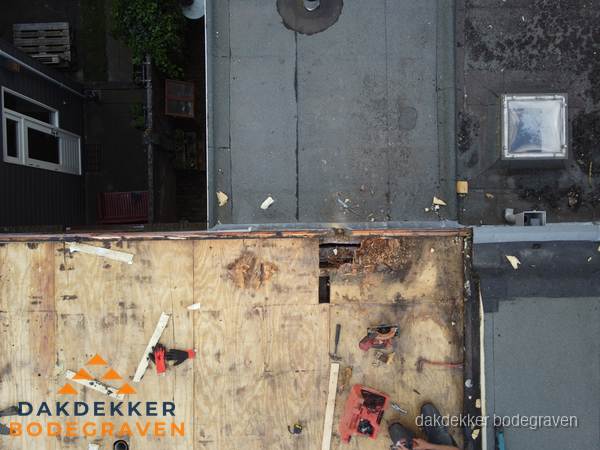 Dakschade en renovatie plat dak vanuit de lucht in Bodegraven Dakschade en renovatie plat dak vanuit de lucht in Bodegraven