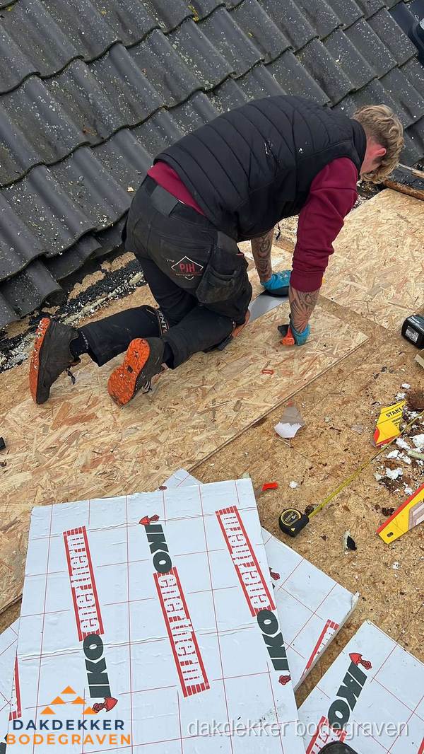 Dakdekker plaatst PIR-isolatieplaten op plat dak in Bodegraven