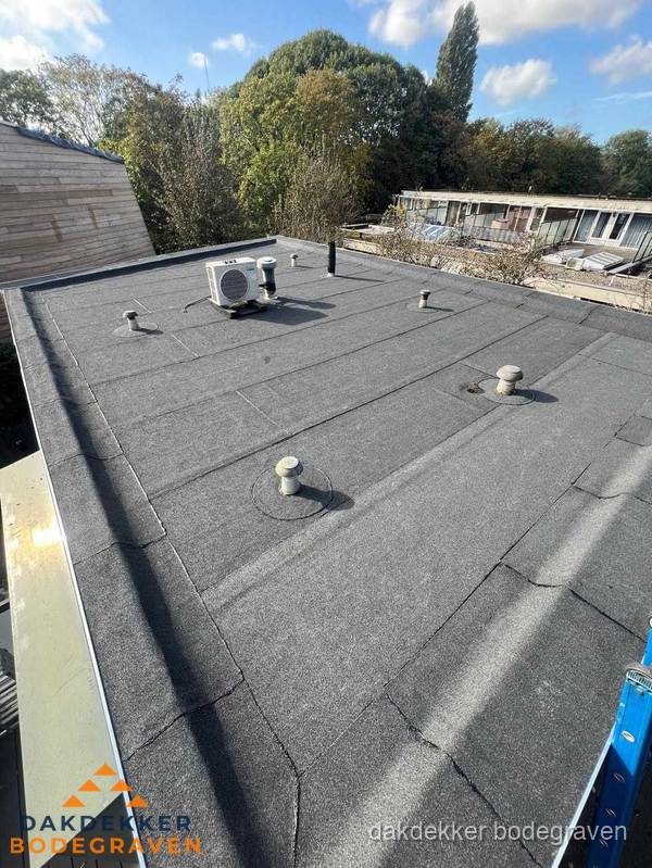 Kosten dakdekker: afgewerkt plat bedrijfsdak met bitumen in Bodegraven
